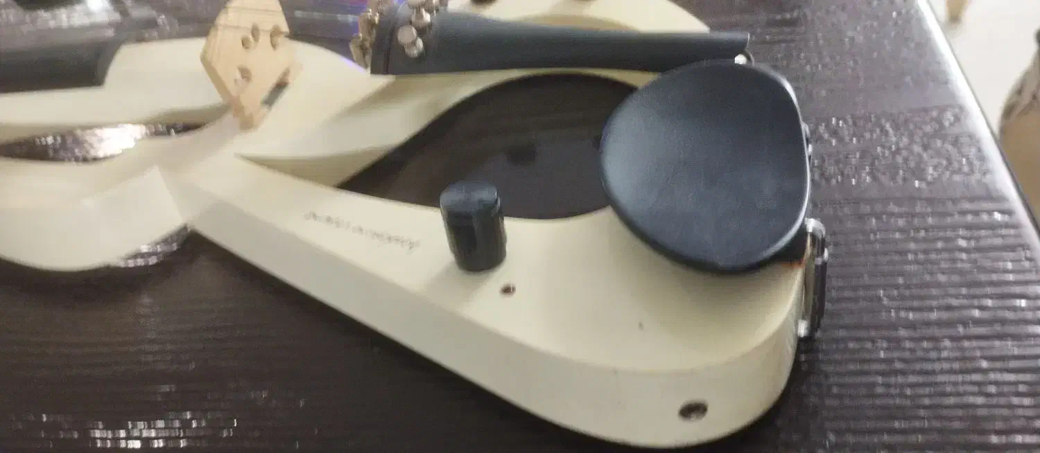 ویالن الکتریک سالم تمیز خوش صدا با جعبه کیف و آرشه|ویولن|اصفهان, بهارستان|دیوار