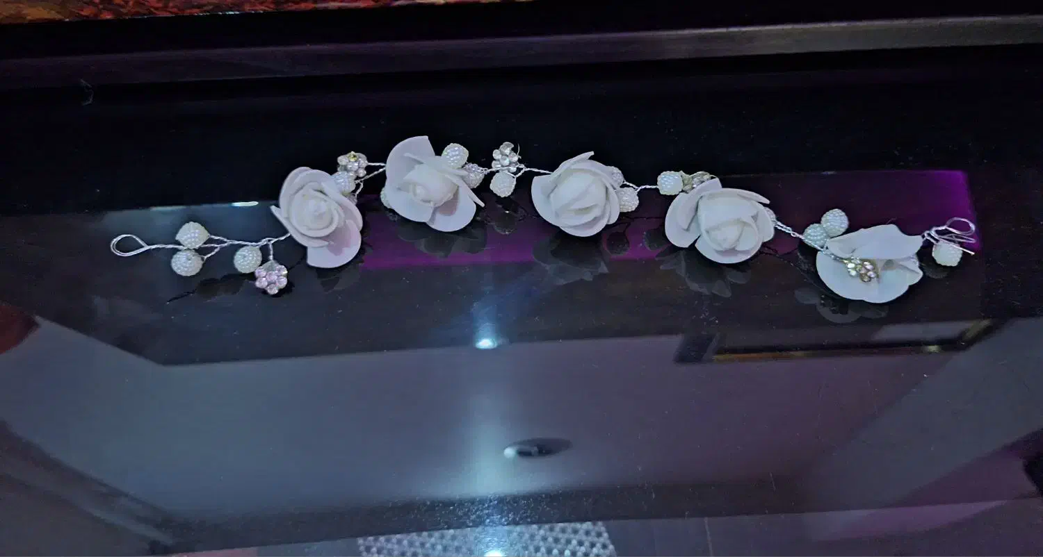 مو مصنوعی،و سنجاق کار شده و تاج|زیورآلات و اکسسوری|چاف و چمخاله, |دیوار