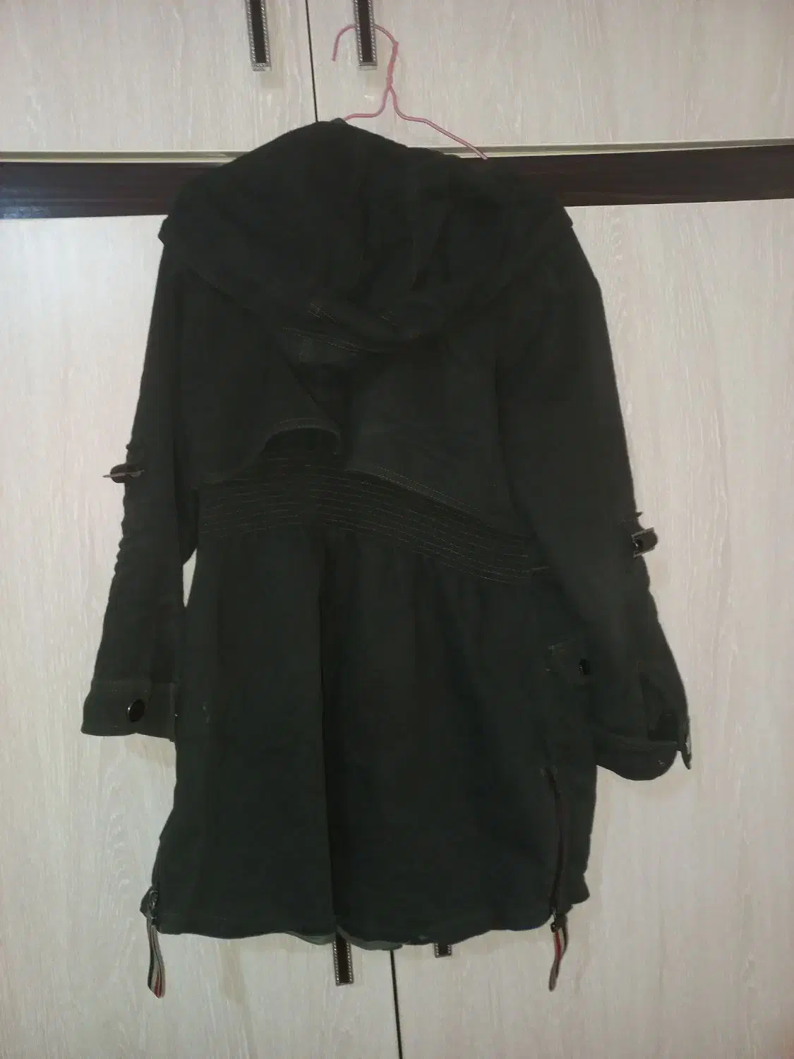 پالتو سبز یشمی کلاهدار|لباس|صدرا-فارس, فاز ۱|دیوار