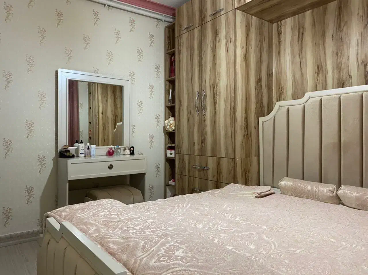 سرویس خواب و میز و آینه و تشک|تخت و سرویس خواب|رشت, جهاد|دیوار