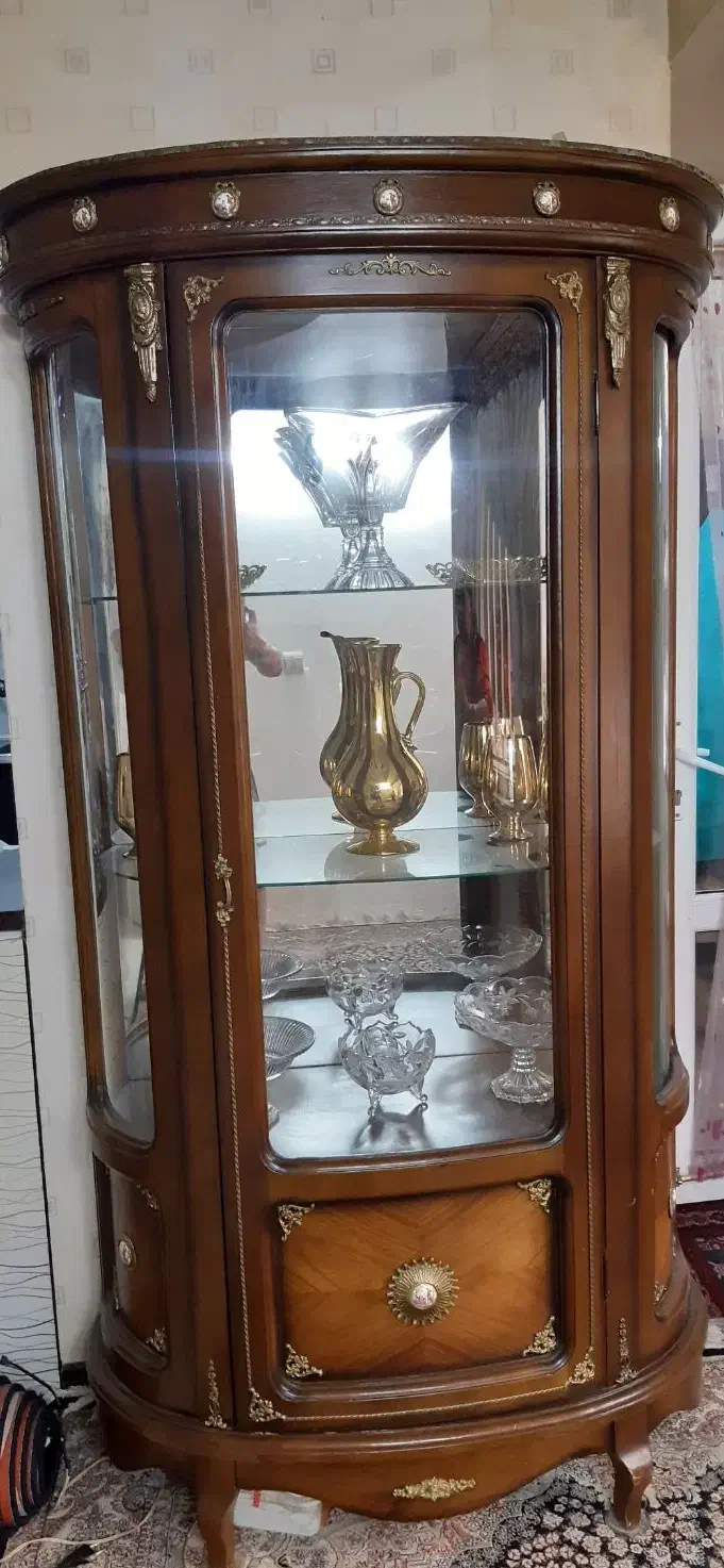 ویترین چوب کار شده با برنج سنگین با وسایل داخلش|بوفه، ویترین، کنسول|پاکدشت, شهرک امام رضا|دیوار