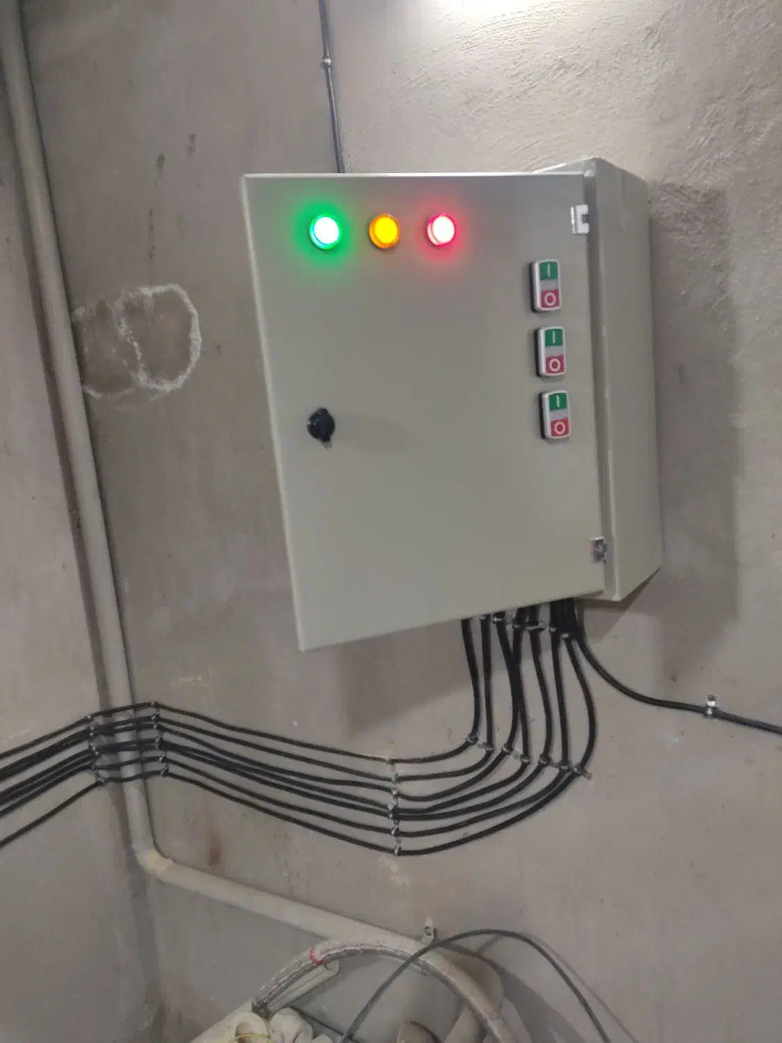 برقکار. برقکار.ساختمانی. صنعتی .سیم کش|خدمات پیشه و مهارت|بجنورد, |دیوار