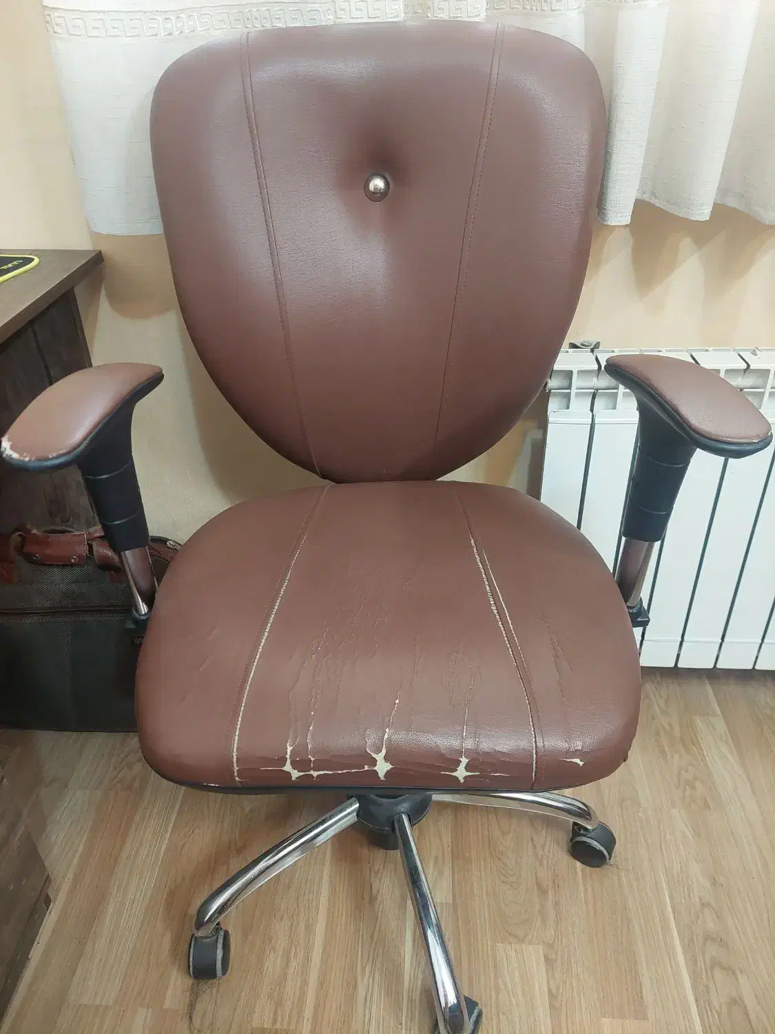 صندلی چرخ دار چرمی|دفتر کار|شیراز, کلاهدوز|دیوار