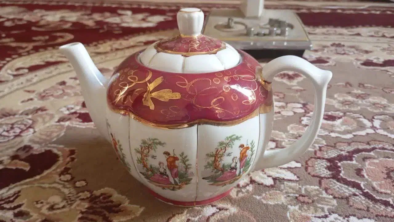 قوری قدیمی|قوری، کتری، قهوه‌ساز دستی|اصفهان, عطار نیشابوری|دیوار