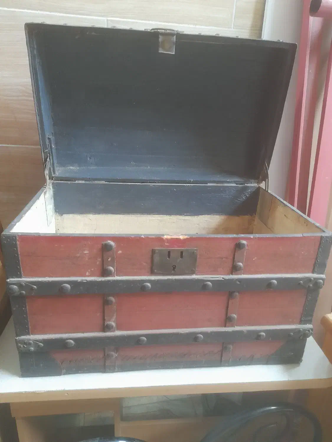 صندوق قدیمی|کلکسیون اشیاء عتیقه|لاهیجان, انقلاب|دیوار