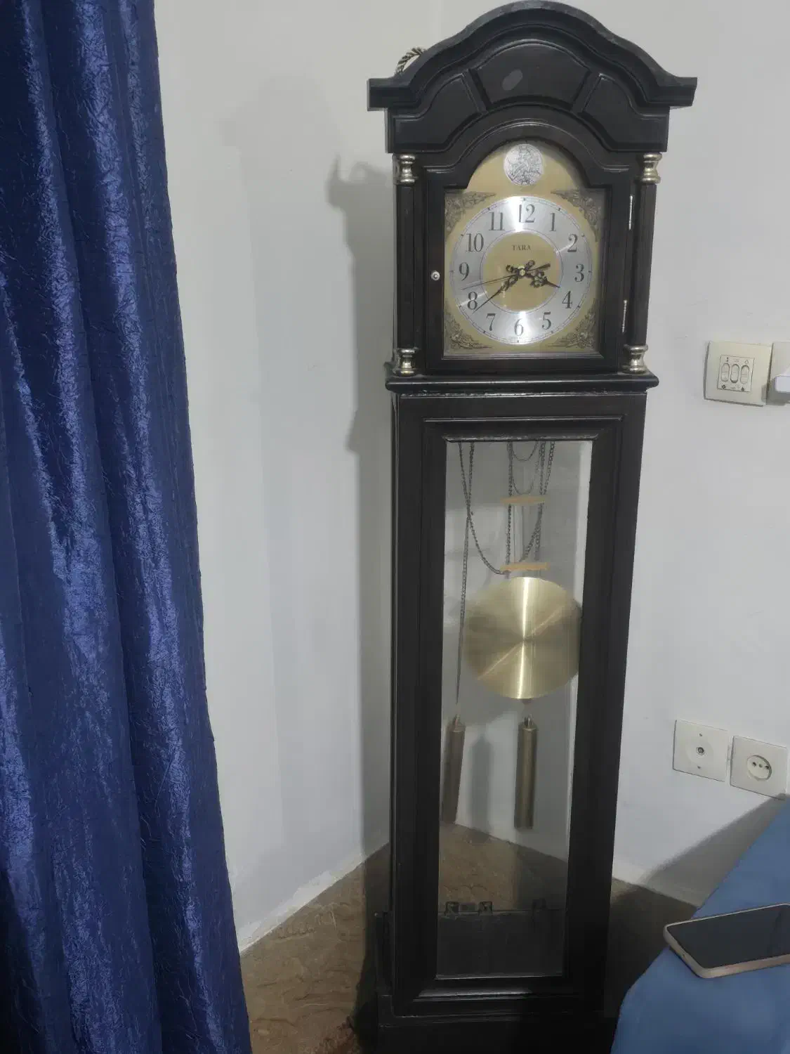 ساعت ایستاده|ساعت دیواری و تزئینی|شیراز, کوشک میدان|دیوار