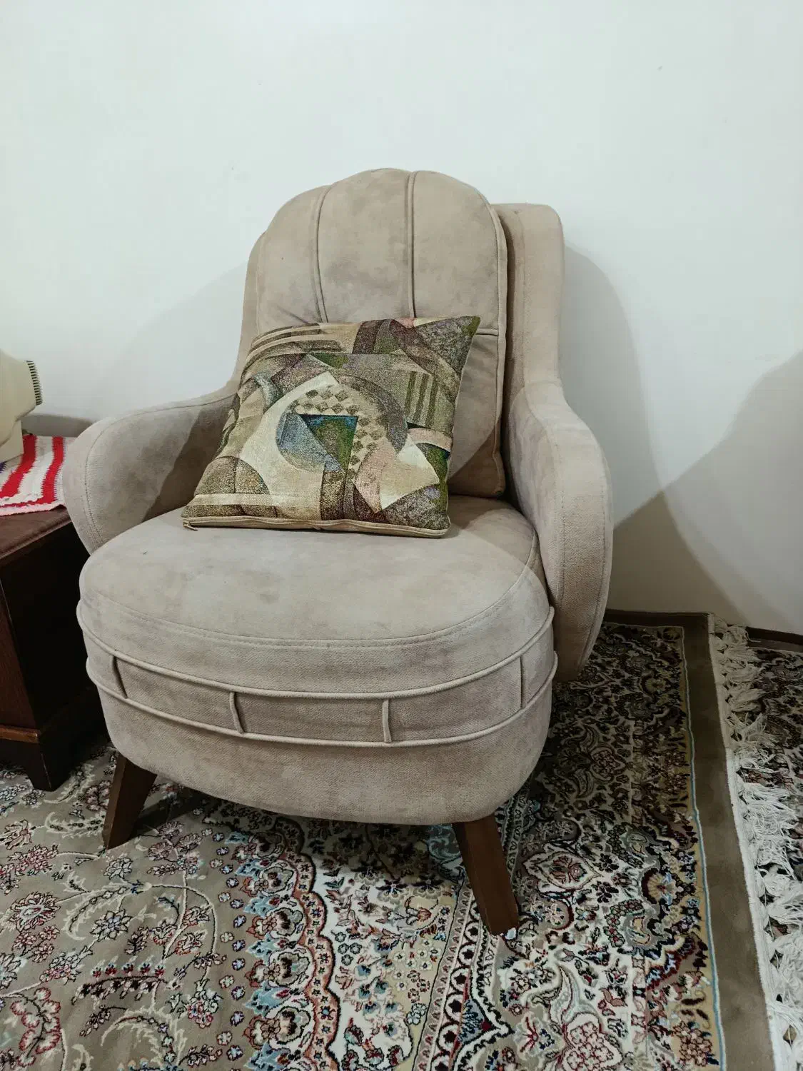 مبل راحتی در حد نو خیلی شیک مرتب جنس درجه یک|مبلمان خانگی و میز عسلی|کردکوی, |دیوار