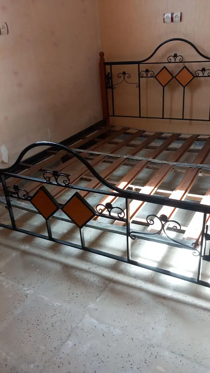 تخت دو نفره با میز آرایش و میز کوچک کنار تخت|تخت و سرویس خواب|دزفول, |دیوار