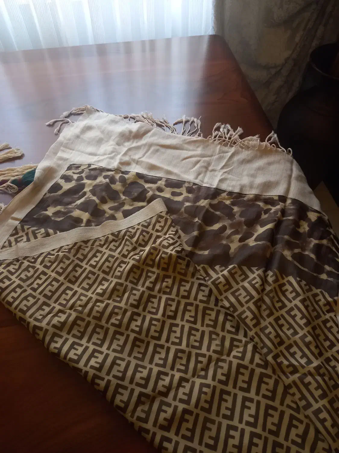 شال دولایه ی فِندی نو کار نخورده|لباس|ساری, |دیوار