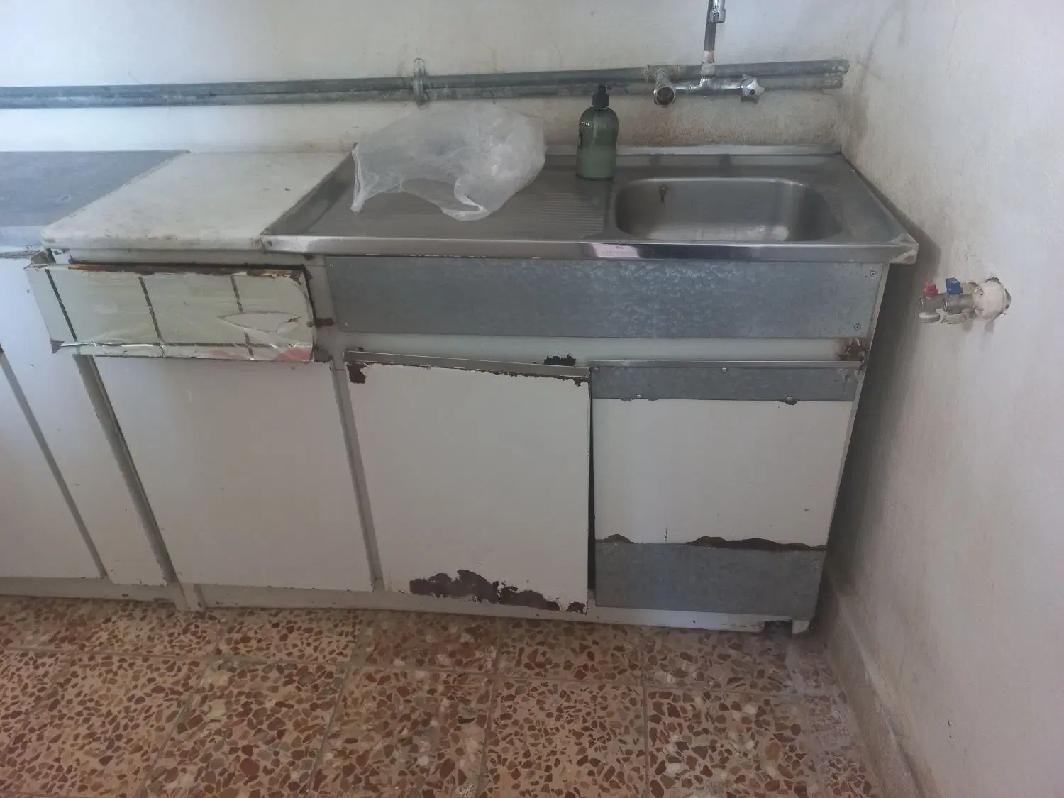 کاببنت|آبچکان و نظمدهنده ظروف|سبزوار, قصبه شرقی|دیوار