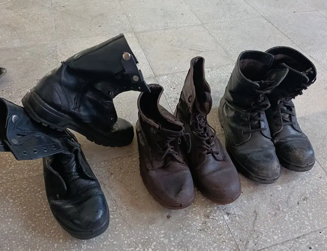 پوتین و لباس خدمت سربازی|لباس|جوین, |دیوار