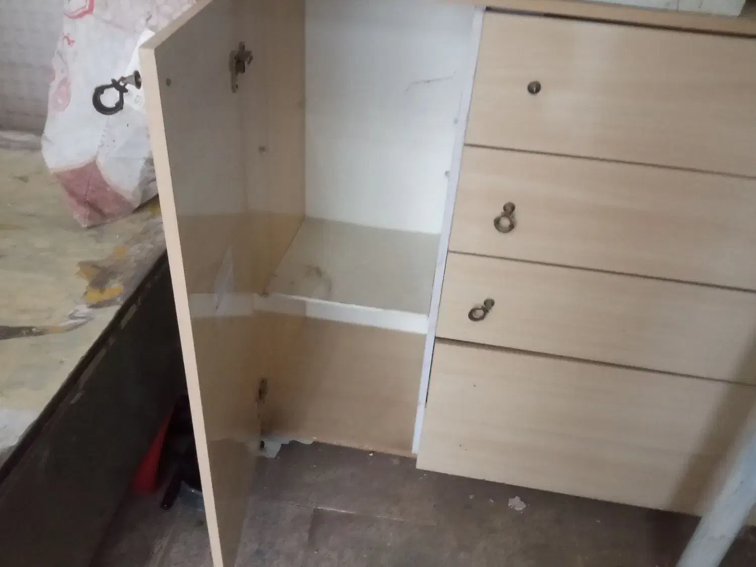 یک عدد دراور، مقداری لوازم تایل|جاکفشی، کمد، دراور|تربت‌حیدریه, جانبازان|دیوار