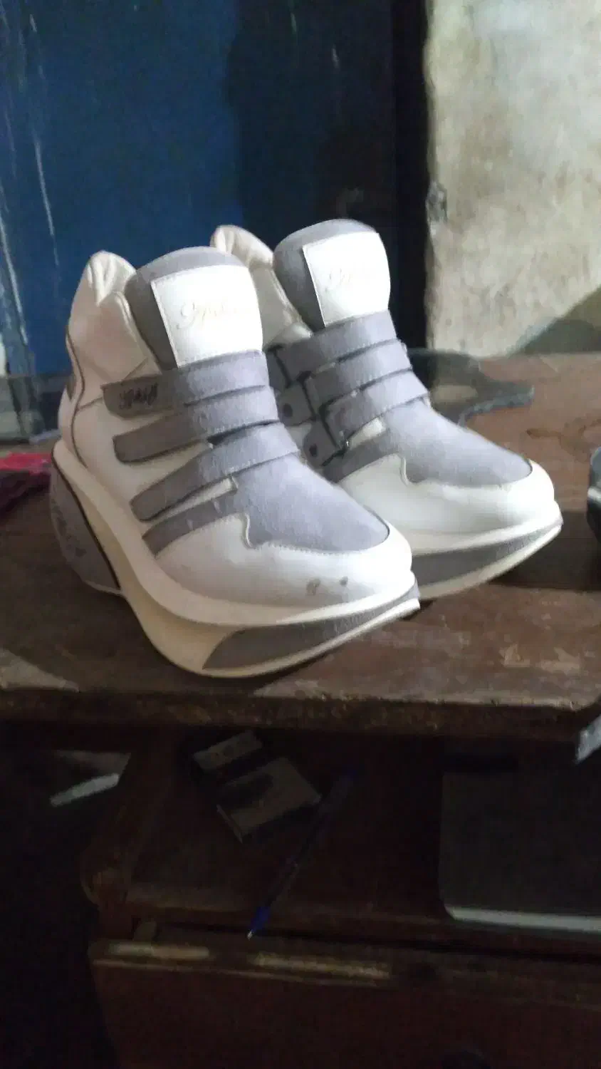 کتانی زنانه|کیف، کفش، کمربند|تیکمه داش, |دیوار