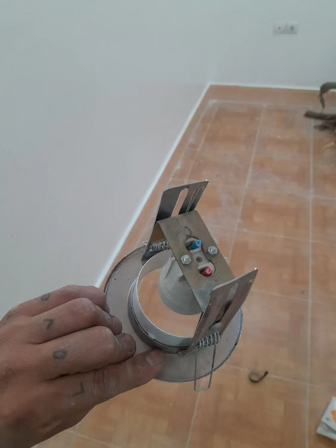 قالب لامپ هالوژنی مدل سیلندری|لامپ و چراغ|اهواز, منبع اب|دیوار