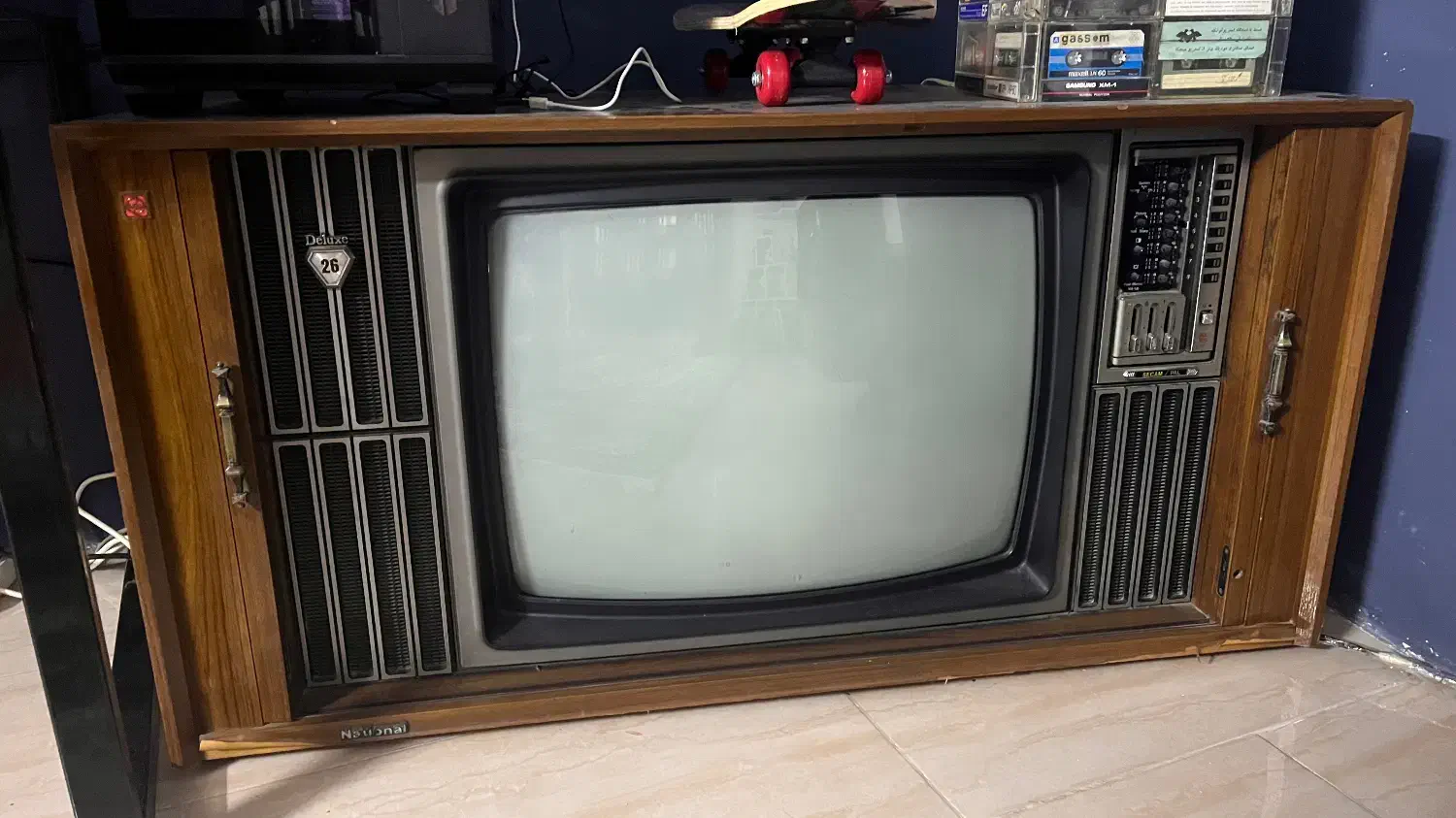 تلویزیون کمدی ناسیونال (رنگی)|کلکسیون اشیاء عتیقه|بابل, |دیوار