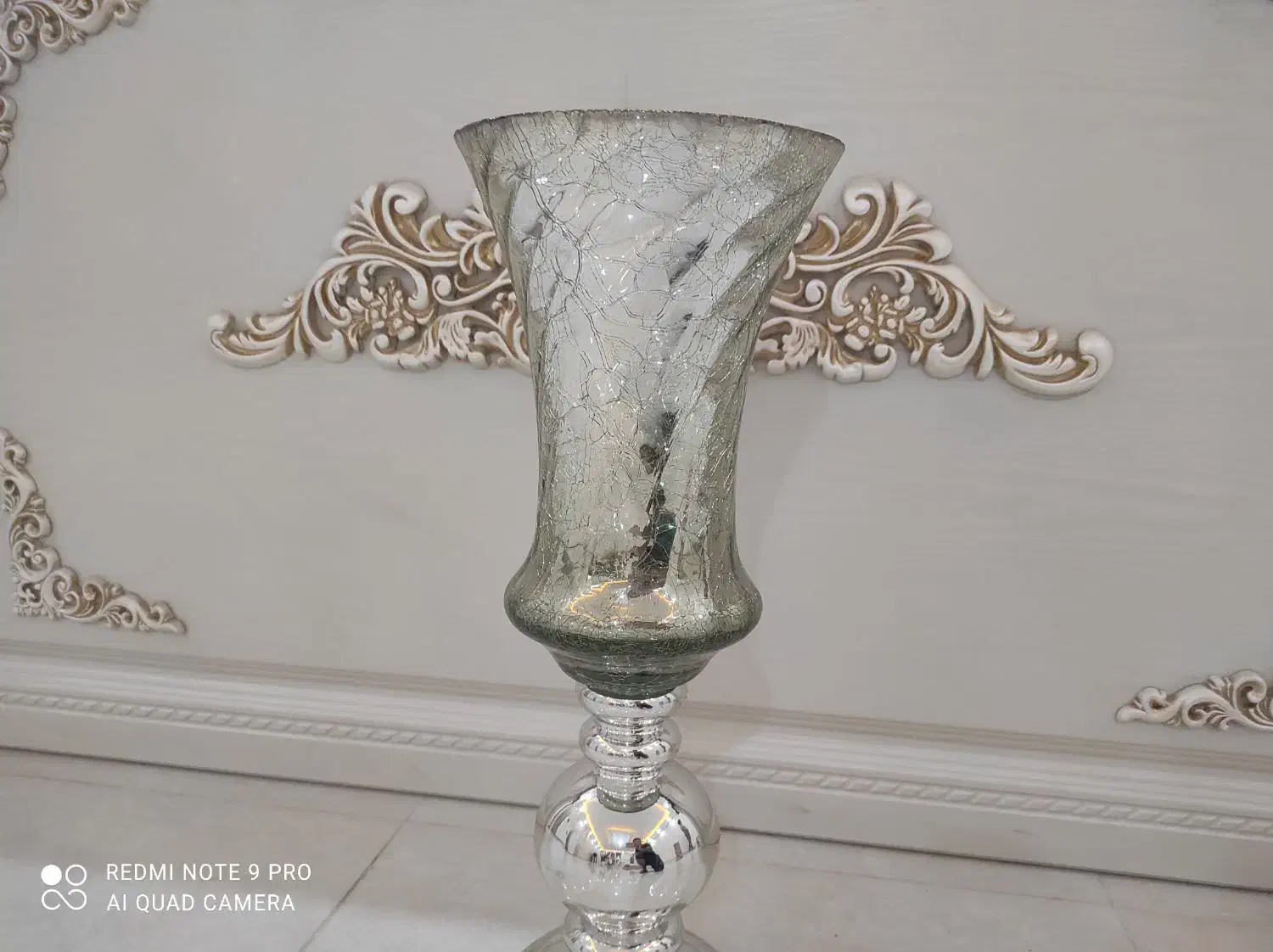 گلدان شیشه ای کنار سالنی بزرگ|صنایع دستی و سایر لوازم تزئینی|کرج, گلشهر|دیوار