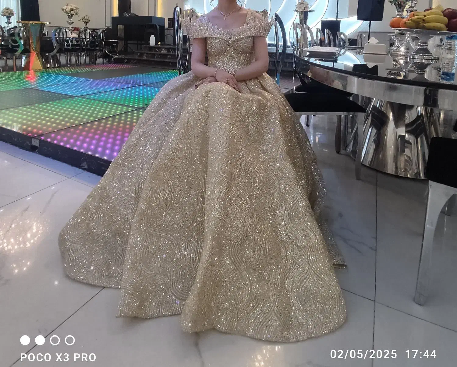 لباس مجلسی|لباس|زرندیه, |دیوار