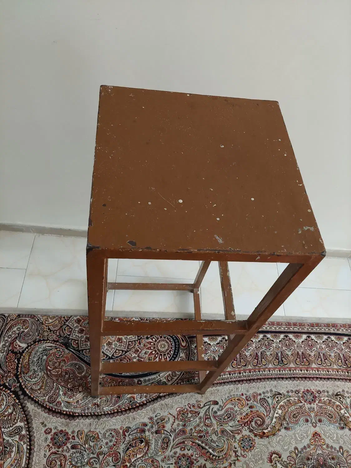 چهارپایه فلزی محکم کلیدوپریزبرق|صندلی و نیمکت|اندیشه, اندیشه فاز ۱|دیوار