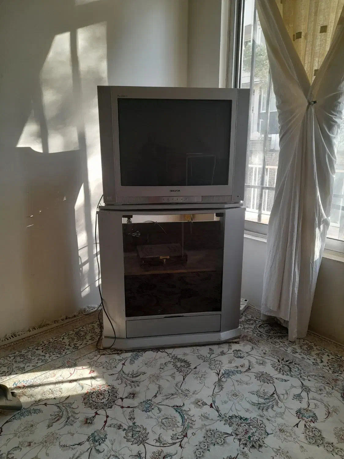 تلویزیون ۲۹ با میز بسیار تمیز ودکوری زیبا|تلویزیون و پروژکتور|سبزوار, پاسداران|دیوار