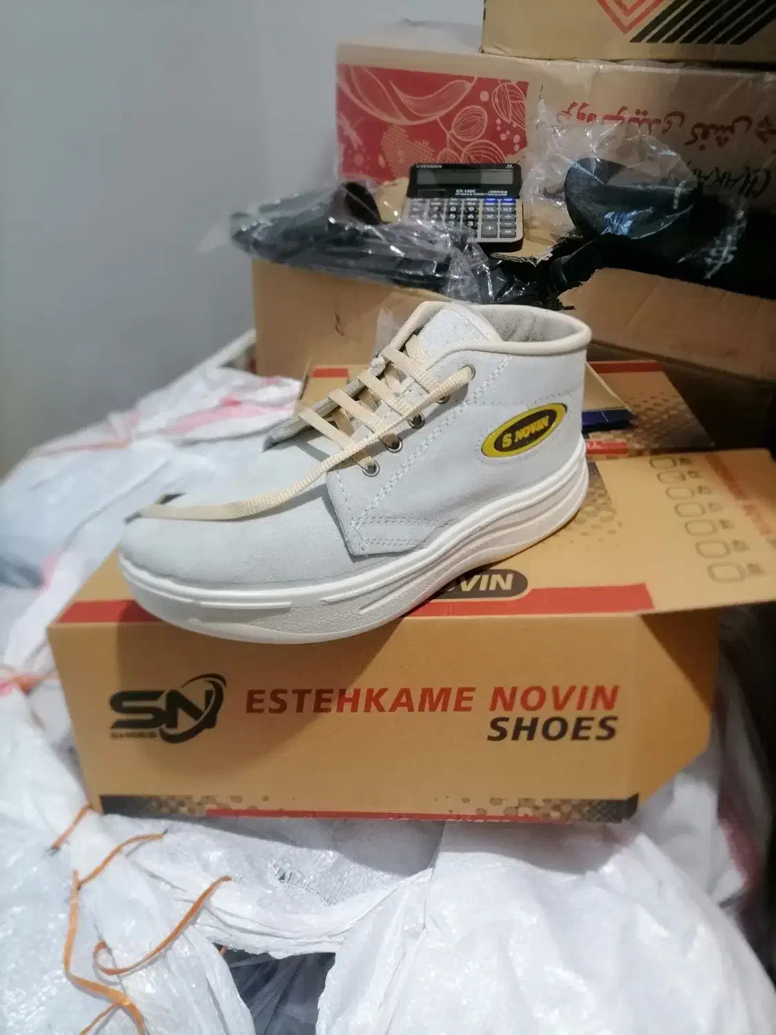 کفش کار|کیف، کفش، کمربند|شیراز, بالا کفت|دیوار