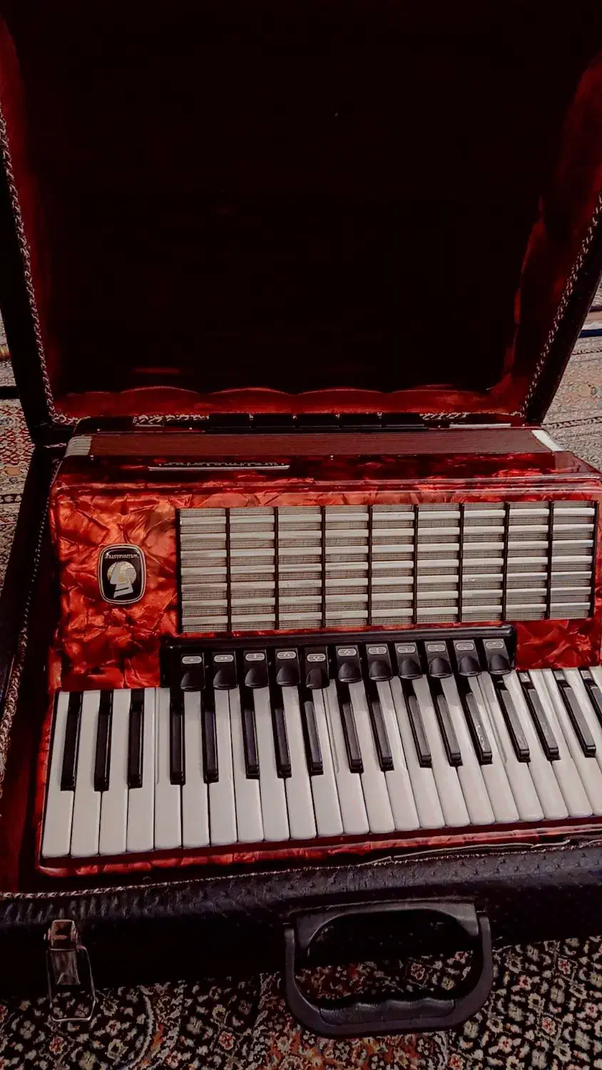 آکاردئون|پیانو، کیبورد، آکاردئون|پایین هولار, |دیوار