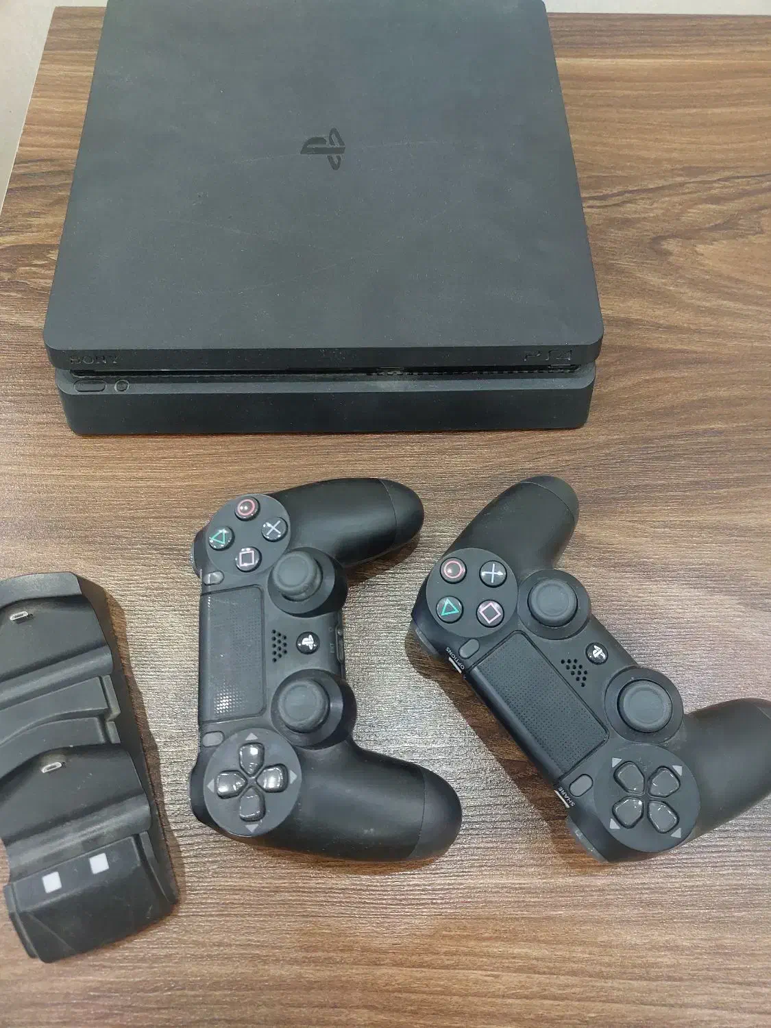 ps4 اسلیم به همراه دو دسته و دی وی دی بازی|کنسول، بازی ویدئویی و آنلاین|اصفهان, بیدآباد|دیوار