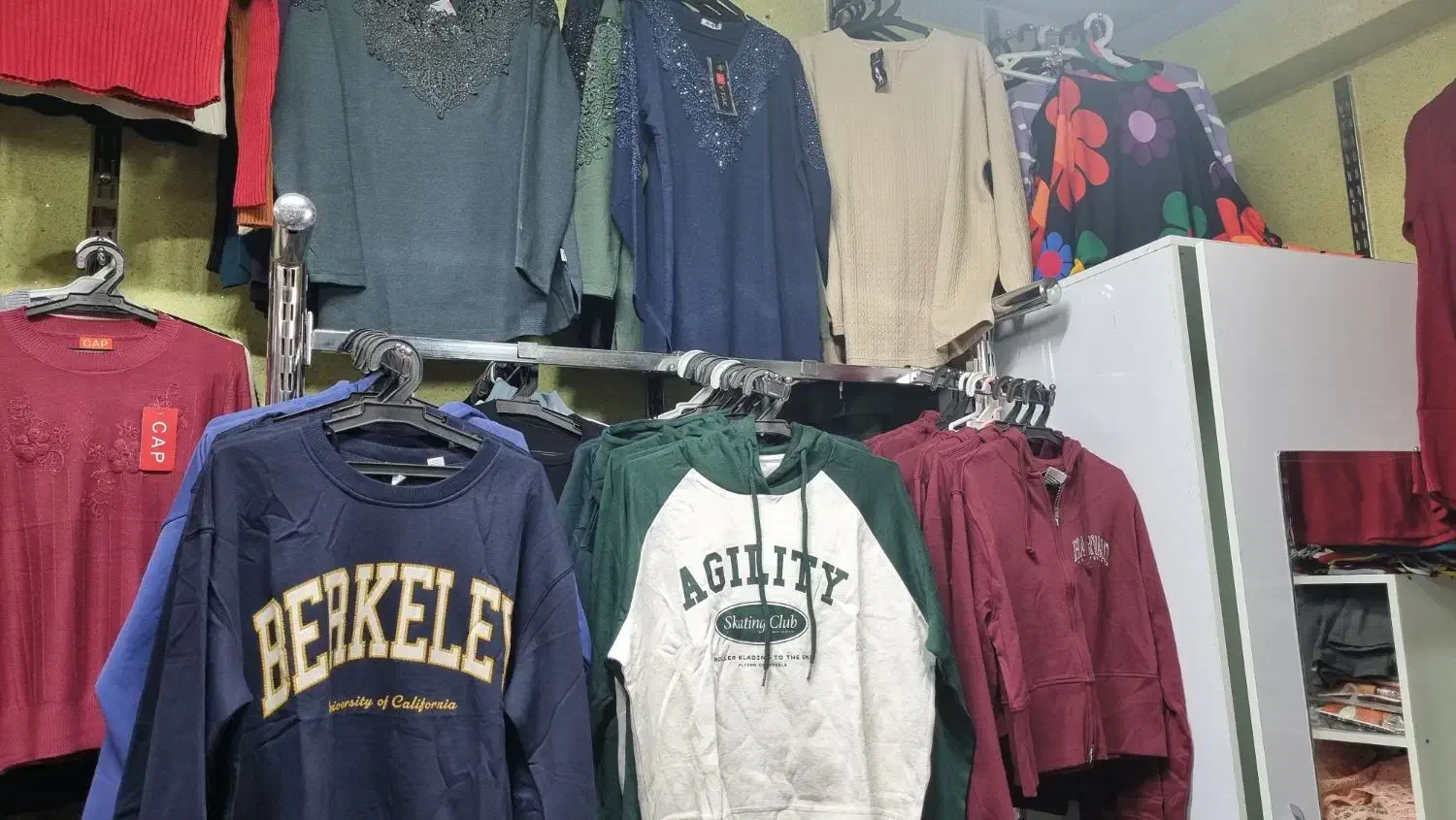 کلیه اجناس مغازه واگذار میشود|لباس|سلماس, |دیوار