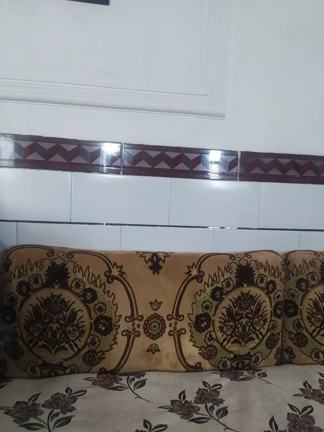 سه عدد پشتی|پشتی|بم, |دیوار