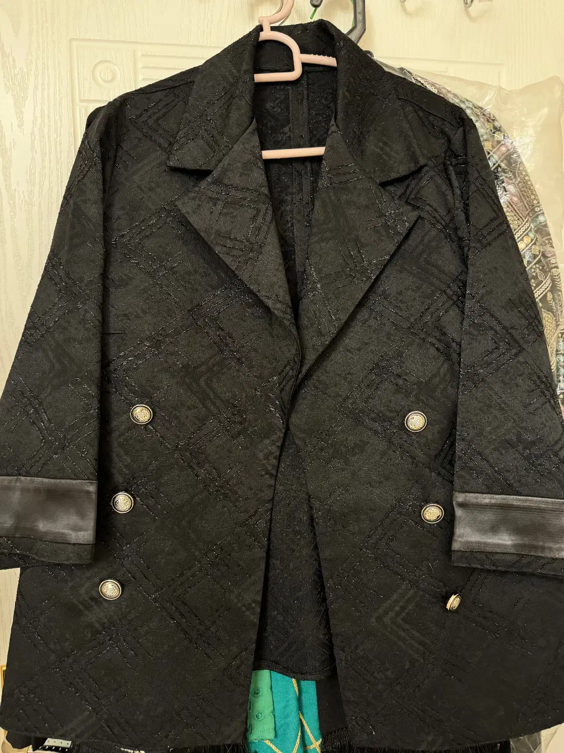 مانتو کتی|لباس|ری, سرتخت|دیوار