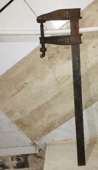 گیره نجاری سالم و سلامت|کلکسیون اشیاء عتیقه|خمین, |دیوار