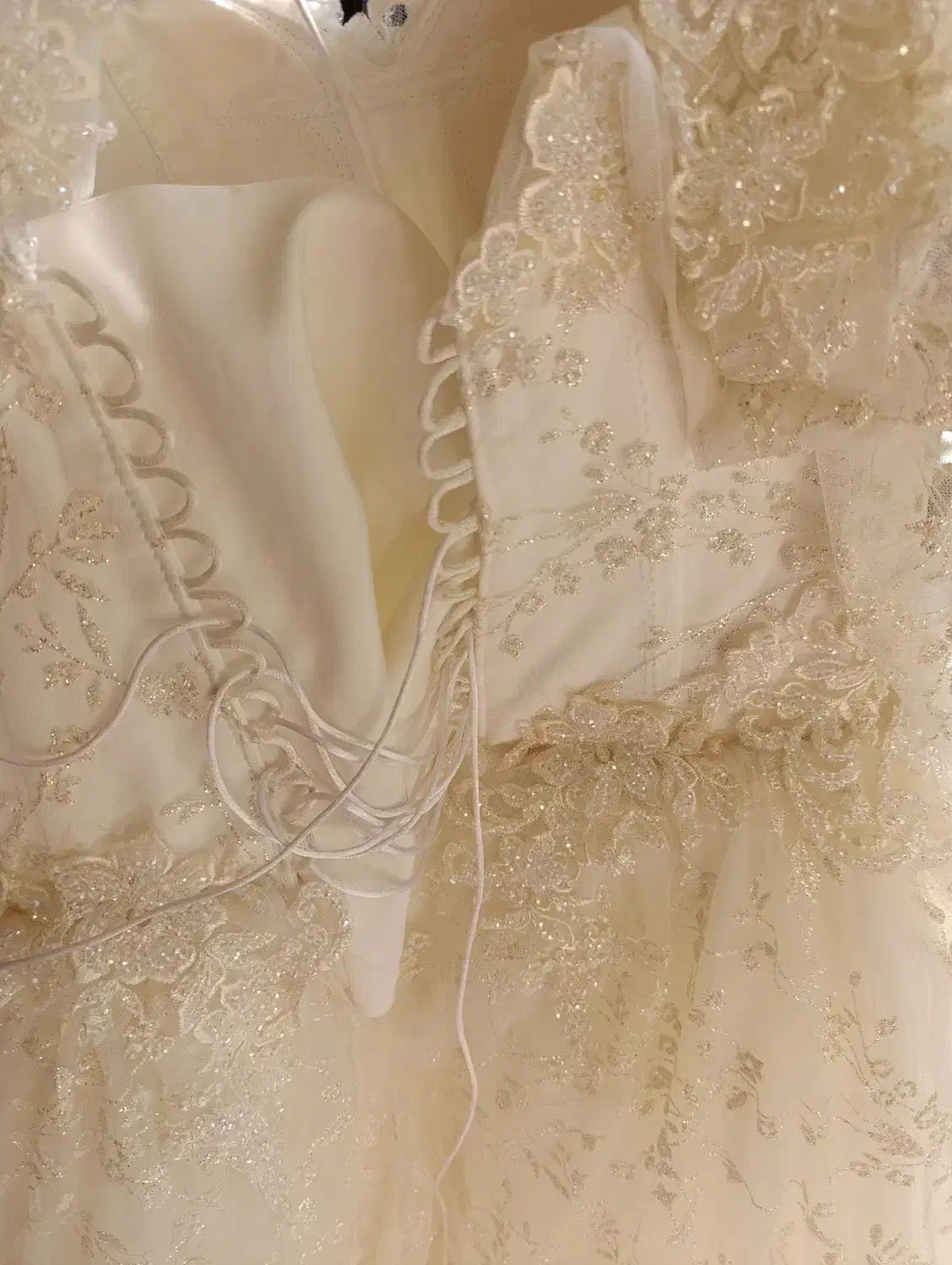 لباس عروس دنباله دار همراه با ژتون|لباس|هشتگرد, فاز ۳ مهستان|دیوار