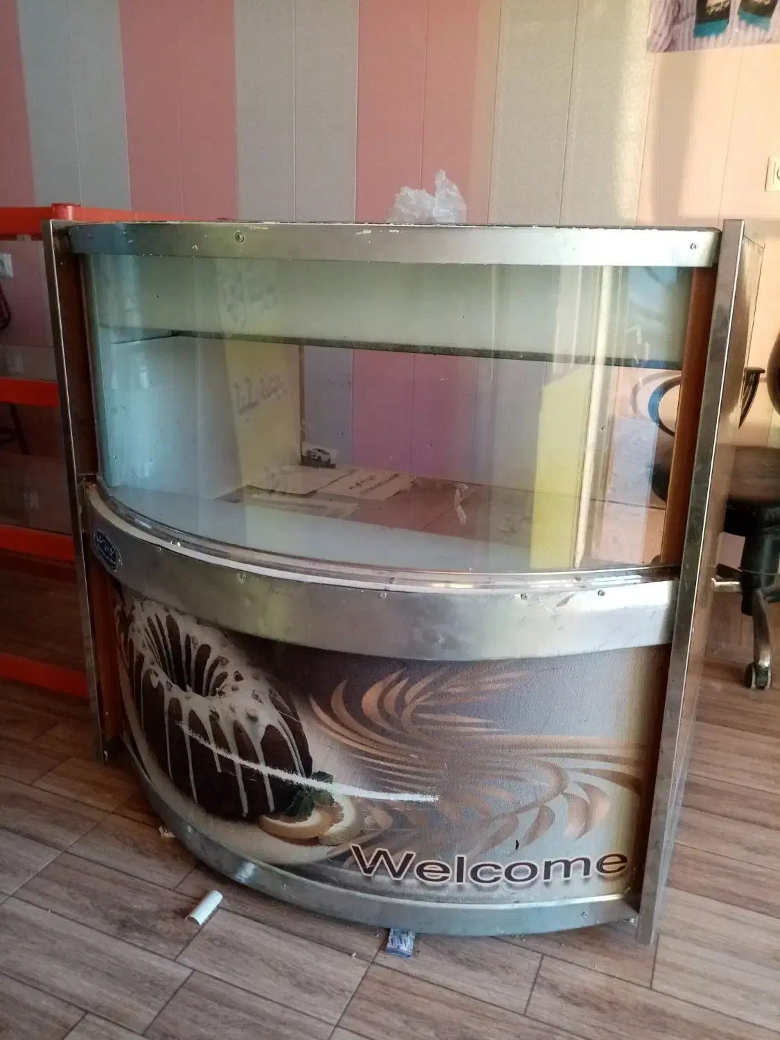 یک عدد ویترین شیرینی خشک با میز ترازو|فروشگاه و مغازه|بوشهر, |دیوار