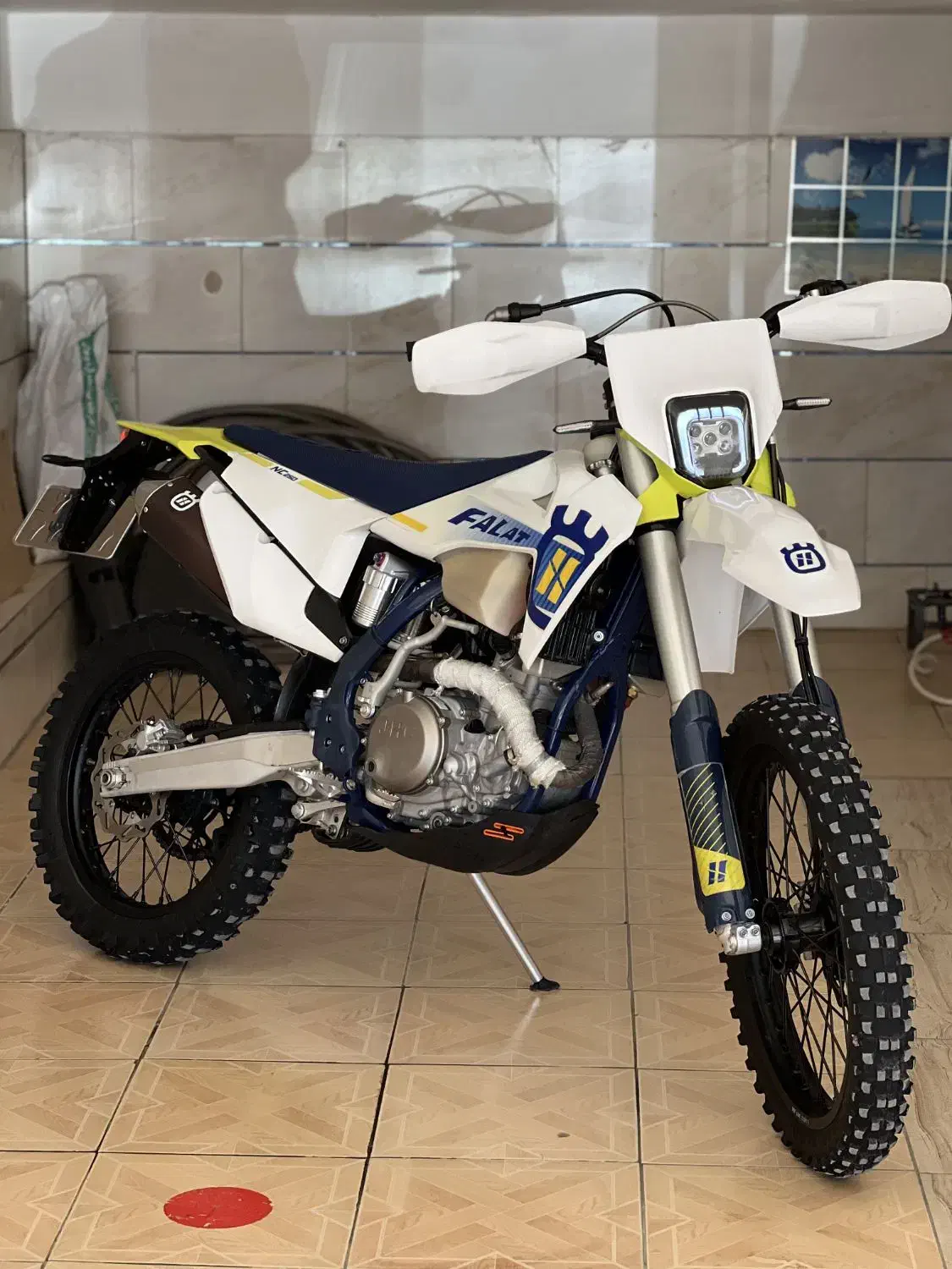 فلات طرح هاسکوارنا  رادیات اب|موتورسیکلت|مریوان, |دیوار