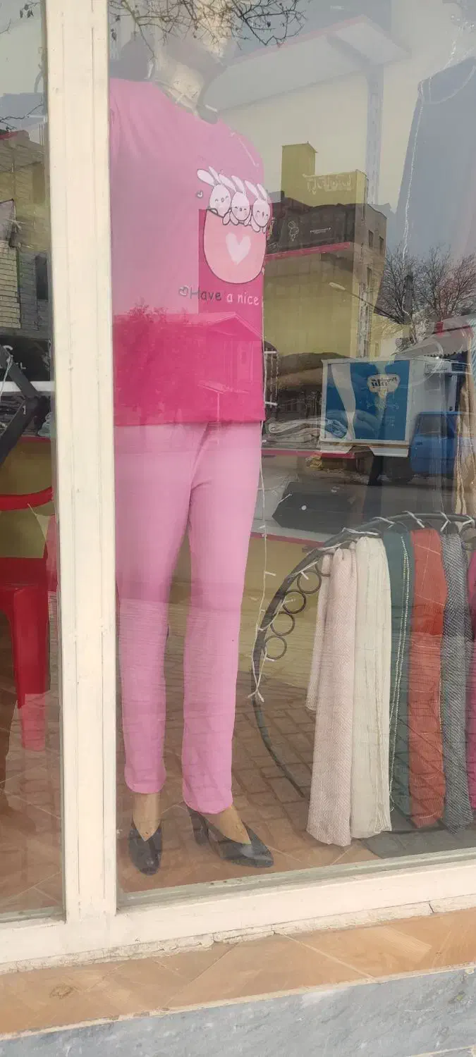 تعدادی مانکن ،،رگال لباس ،،ویترین کیف و ویترین شال|فروشگاه و مغازه|میانه, |دیوار