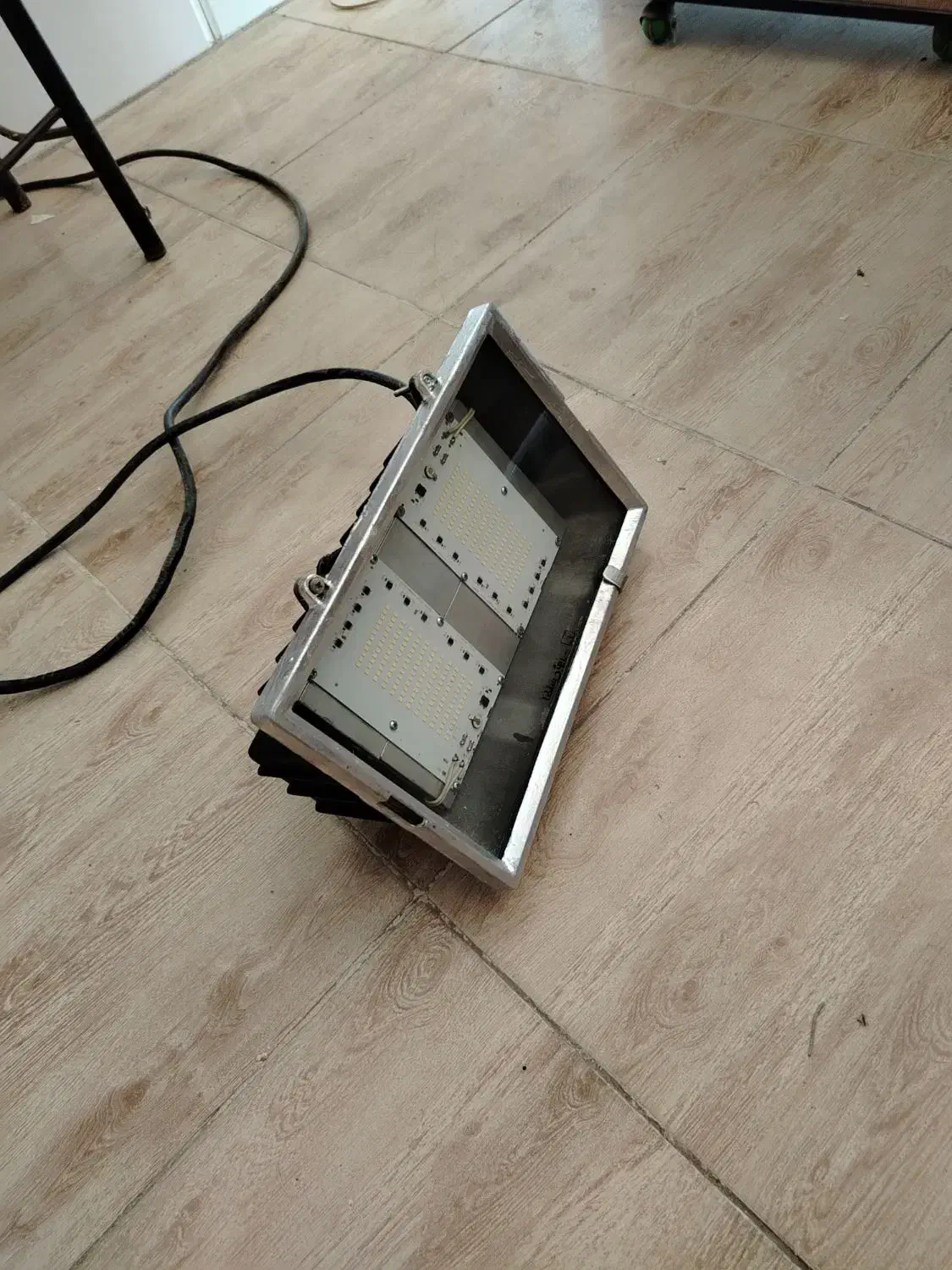 تعمیر پرژکتور LED|خدمات پیشه و مهارت|باوی, |دیوار