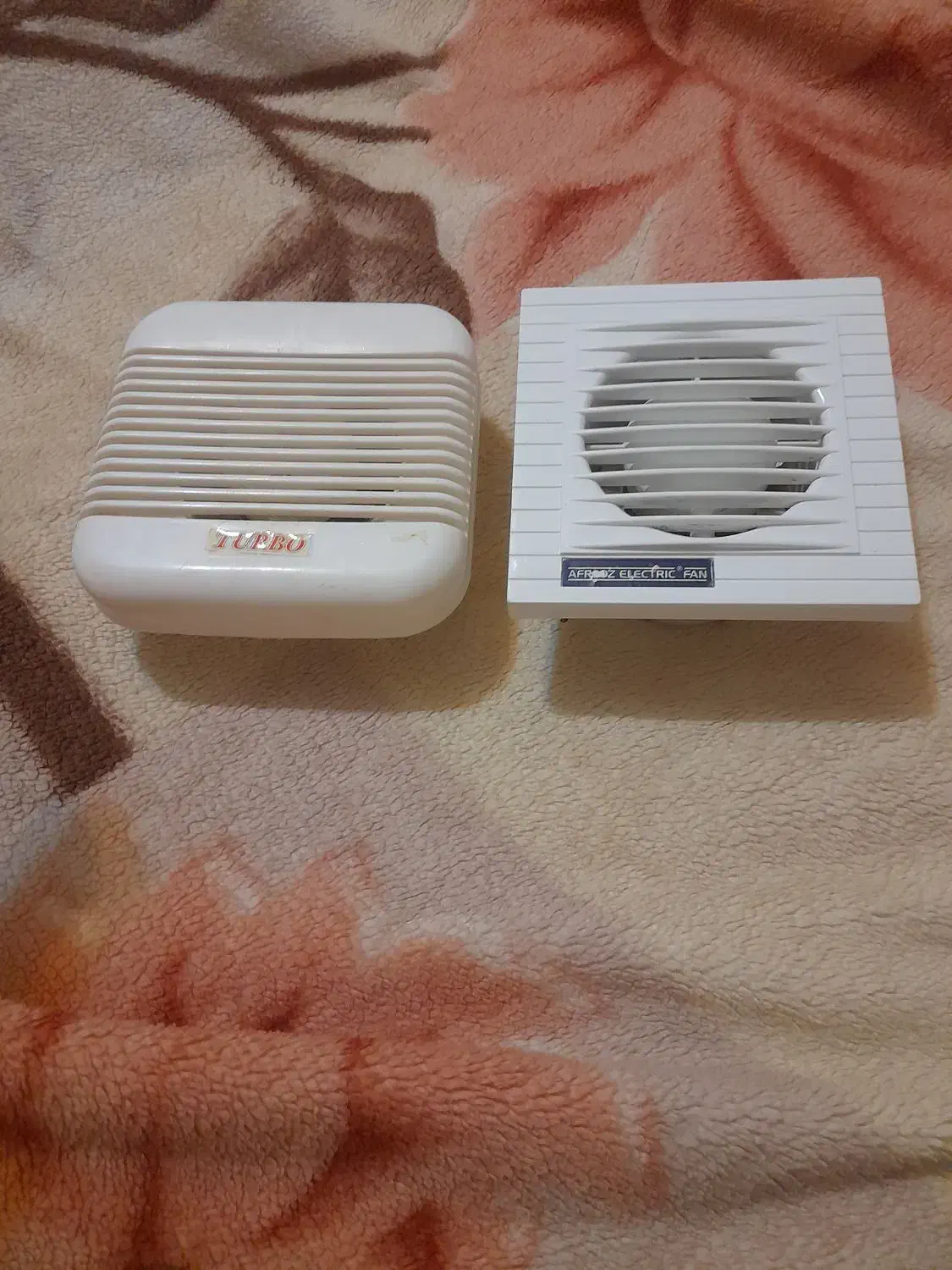 دوعدد هواکش ویک چراغ|پنکه و تصفیهکنندهٔ هوا|تبریز, |دیوار