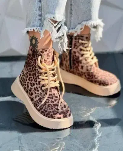 کفش|کیف، کفش، کمربند|سلماس, |دیوار