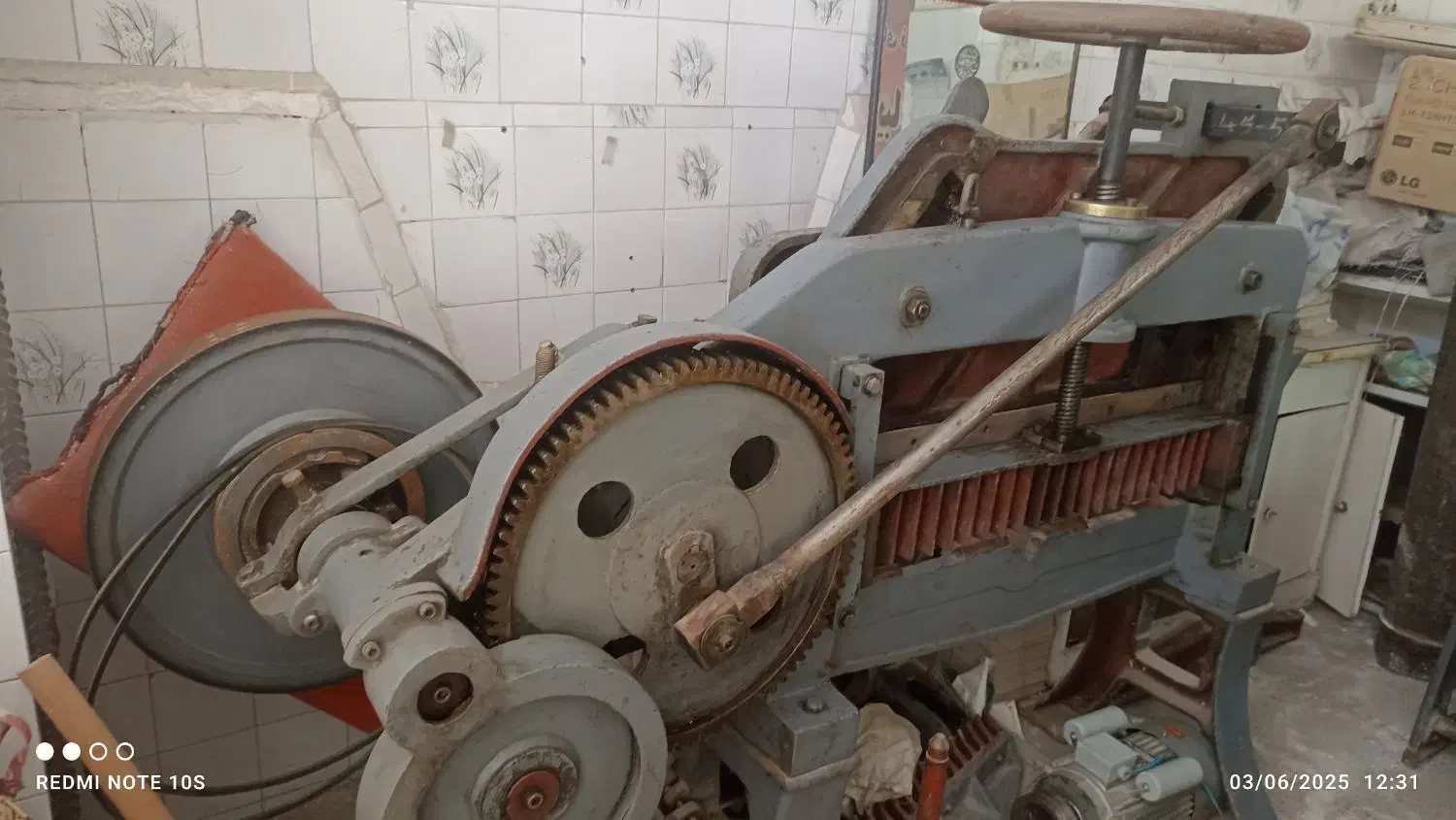 گیوتین|ماشین‌آلات صنعتی|مشهد, کارمندان دوم|دیوار