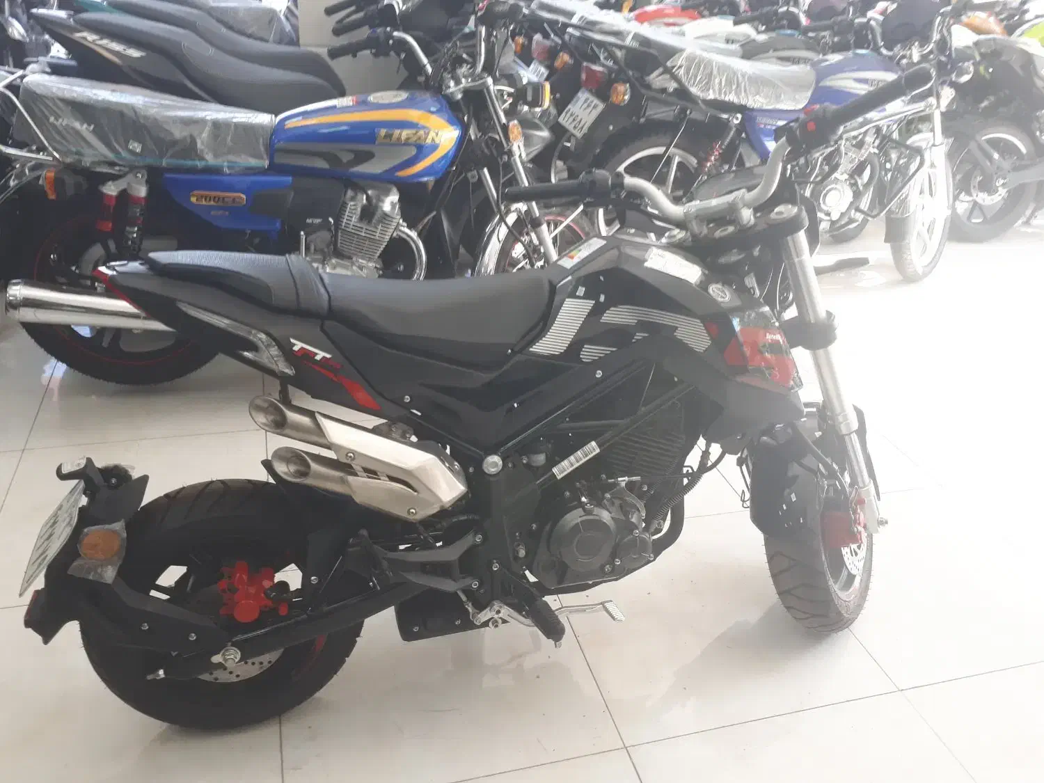 بنلی 135 خشک|موتورسیکلت|بیجار, |دیوار