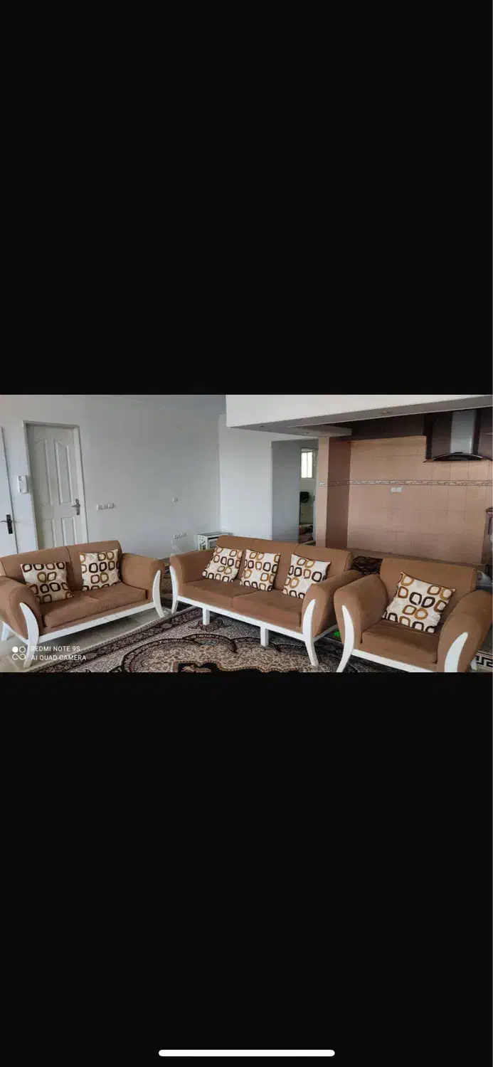 مبل ۹ نفره همراه با جلو مبلی عسلی سالم تمیز|مبلمان خانگی و میز عسلی|شهریار, کردزار|دیوار