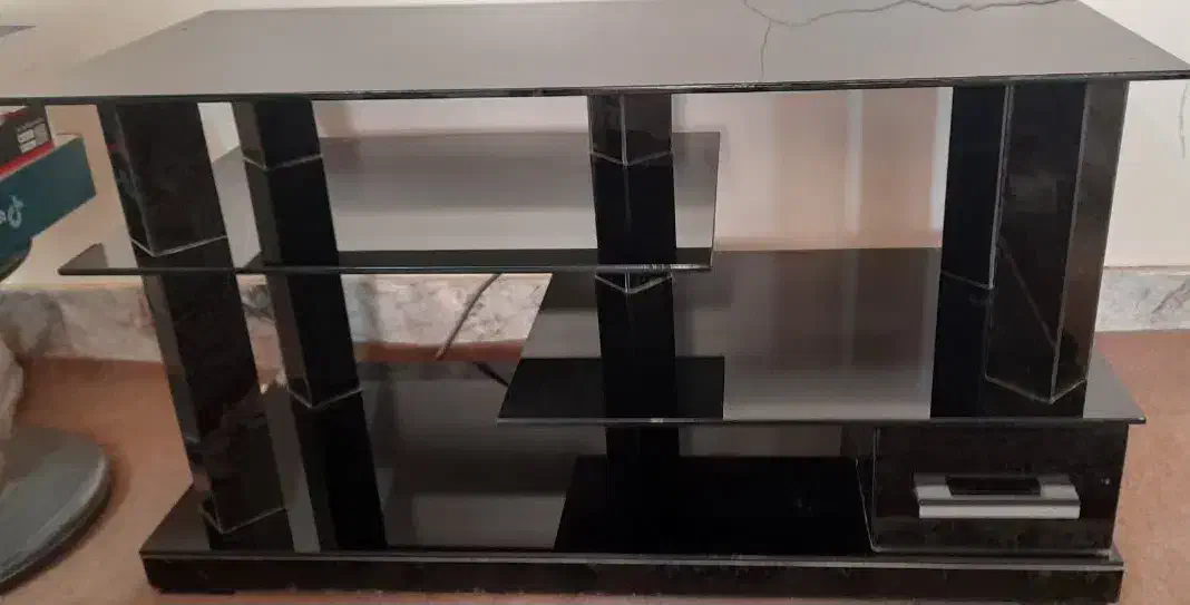 میز تلویزیون ودستگاه گیرنده دیجیتال|صوتی و تصویری|کاشان, آیت الله سعیدی|دیوار