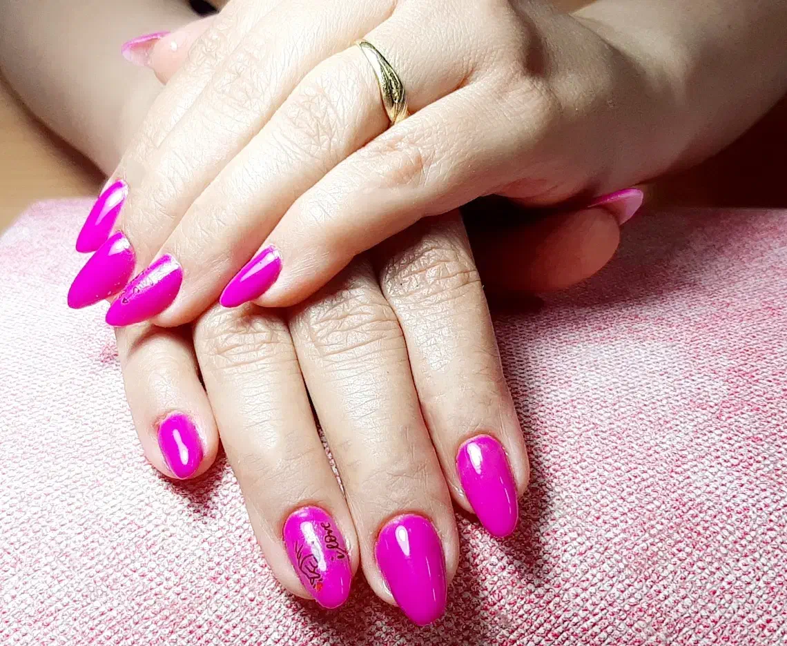 پکیج ویژه برای کاشت ناخن و ترمیم با بهترین متریال|خدمات آرایشگری و زیبایی|شاهین‌شهر, فدک|دیوار