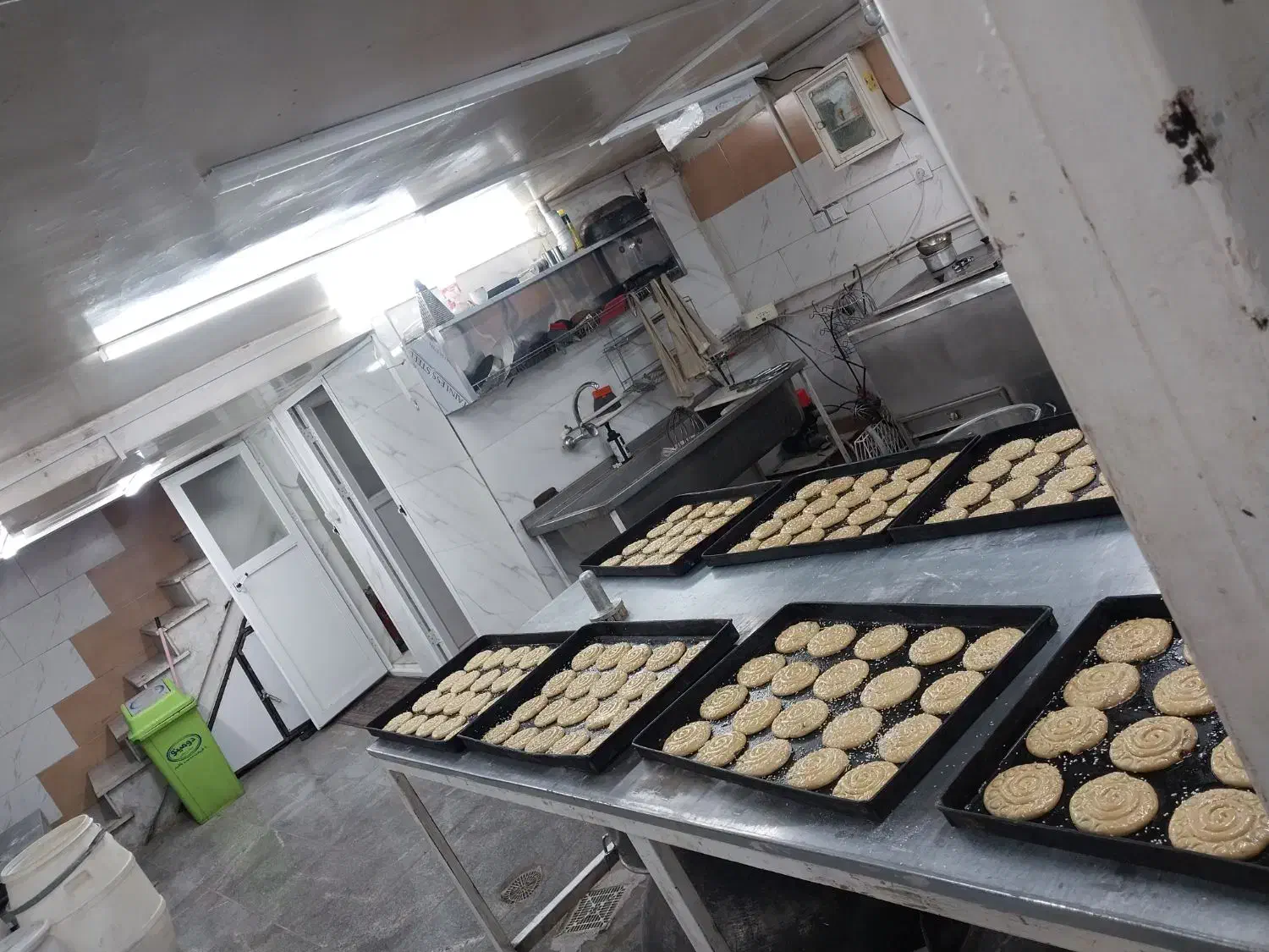 همکار خانوم یا اقا جهت کار در کارگاه قنادی|استخدام خدمات فروشگاه و رستوران|کرج, ساسانی (قلمستان)|دیوار