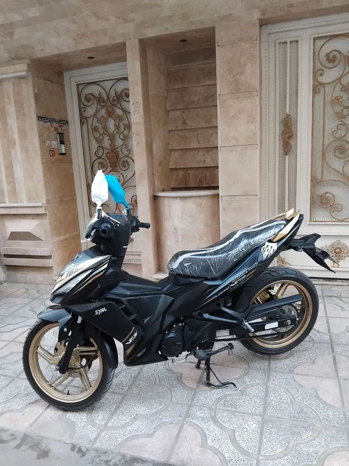 لاکی 185|موتورسیکلت|قدس, شهر‌قدس|دیوار