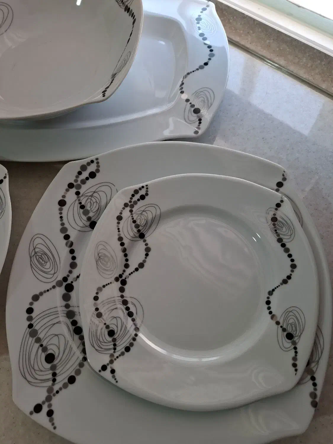 سرویس۱۸نفره چینی|ظروف سرو و پذیرایی|خرمآباد, |دیوار