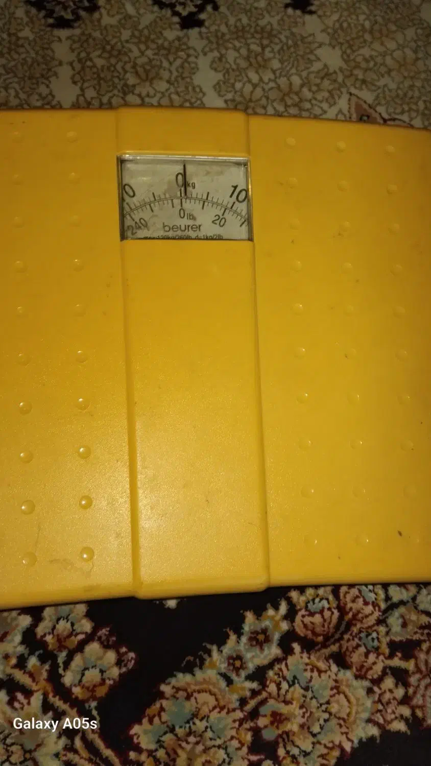 ترازوی وزن کشی سالم وخوشگل وخوش رنگ ومحکم وبادوام|تجهیزات ورزشی|رباطکریم, رباطکریم|دیوار