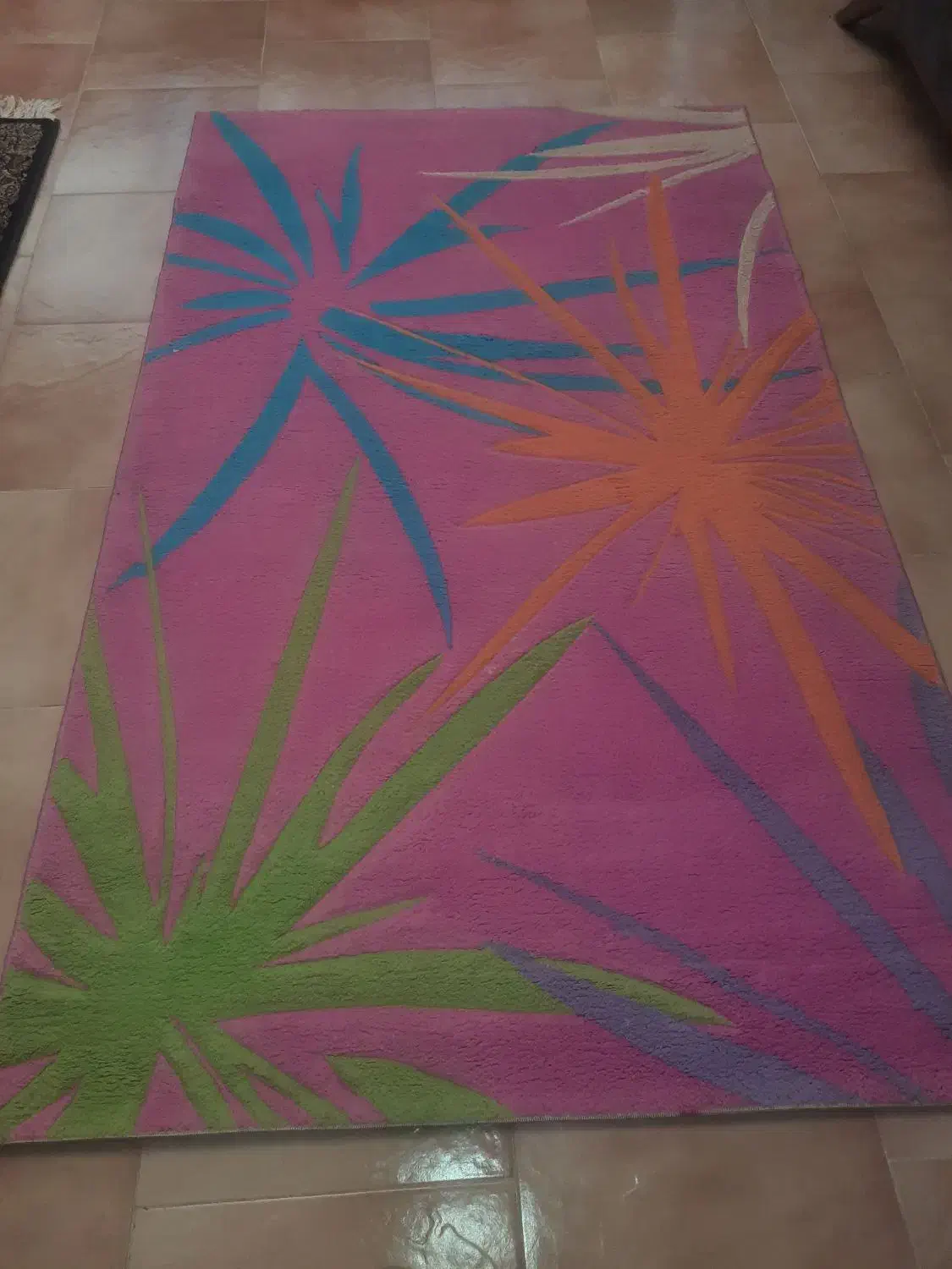 فرش صورتی شاد|فرش|پردیس, فاز ۳|دیوار