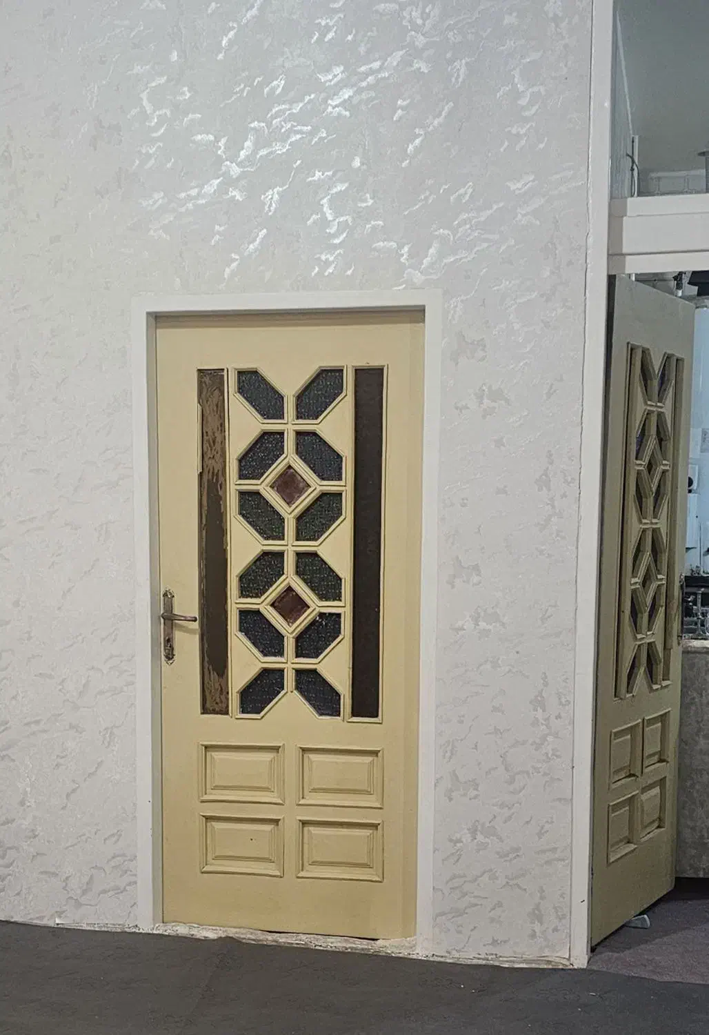 درب چوبی قدیمی|مصالح و تجهیزات ساختمان|خمینی‌شهر, |دیوار