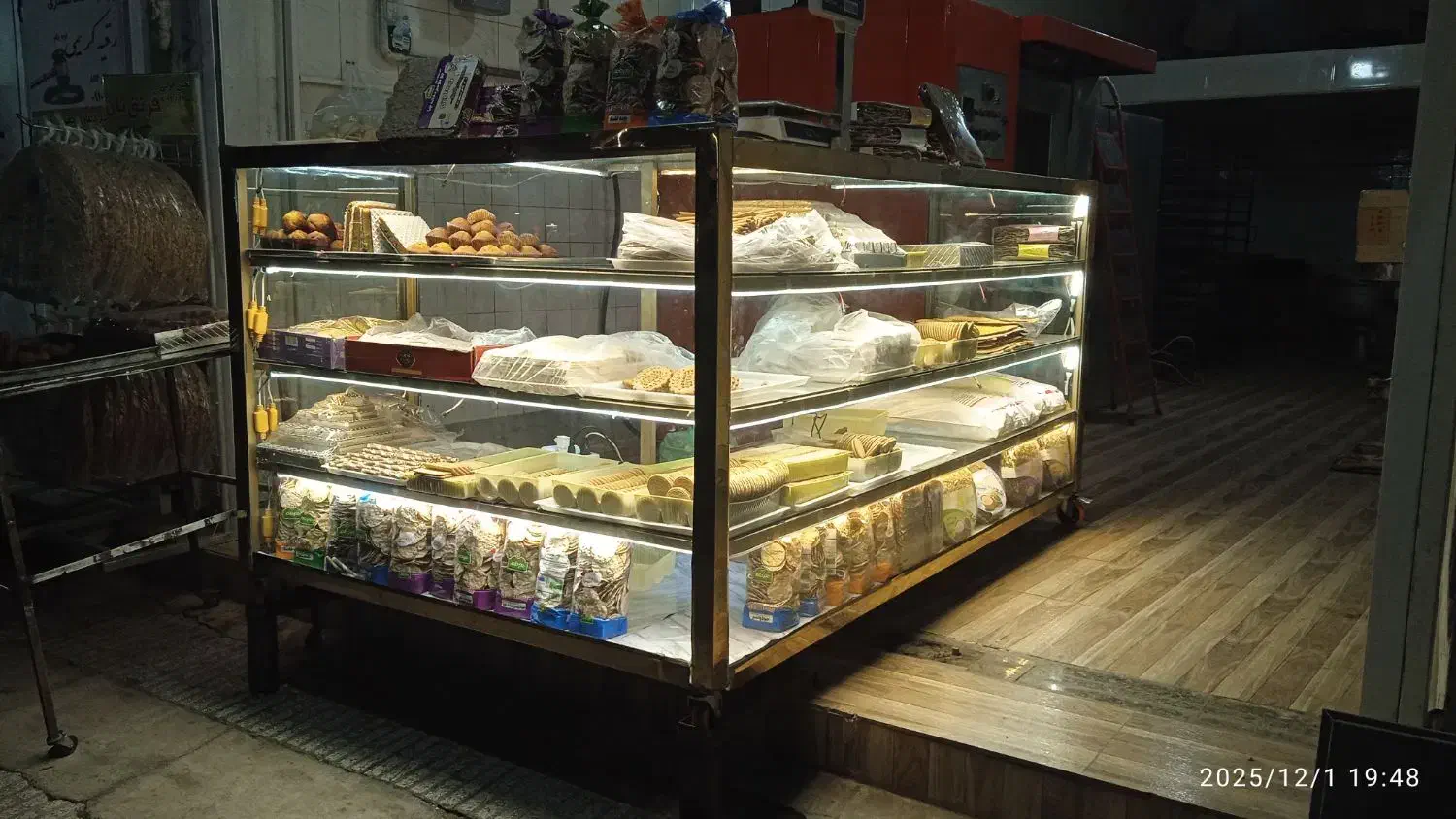 فروش ویترین شیرینی قنادی و فانتزی خشک و خمیرگیر|فروشگاه و مغازه|پارس‌آباد, |دیوار