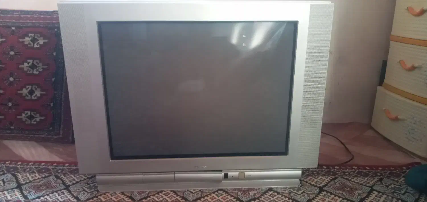 سه دستگاه تلویزیون|تلویزیون و پروژکتور|فومن, |دیوار